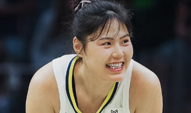黑白体育app下载-WNBA：李月汝仅4分钟3+1 飞翼险胜狂热揭幕战均破百历史首次