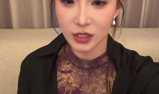 黑白体育app下载-紫气东来！博主“马德李”穿紫色旗袍亮相亚洲杯抽签，助阵中国队